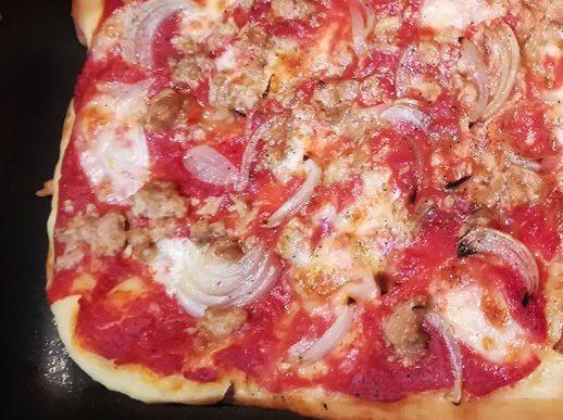 Pizza con pomodoro, tonno e cipolla