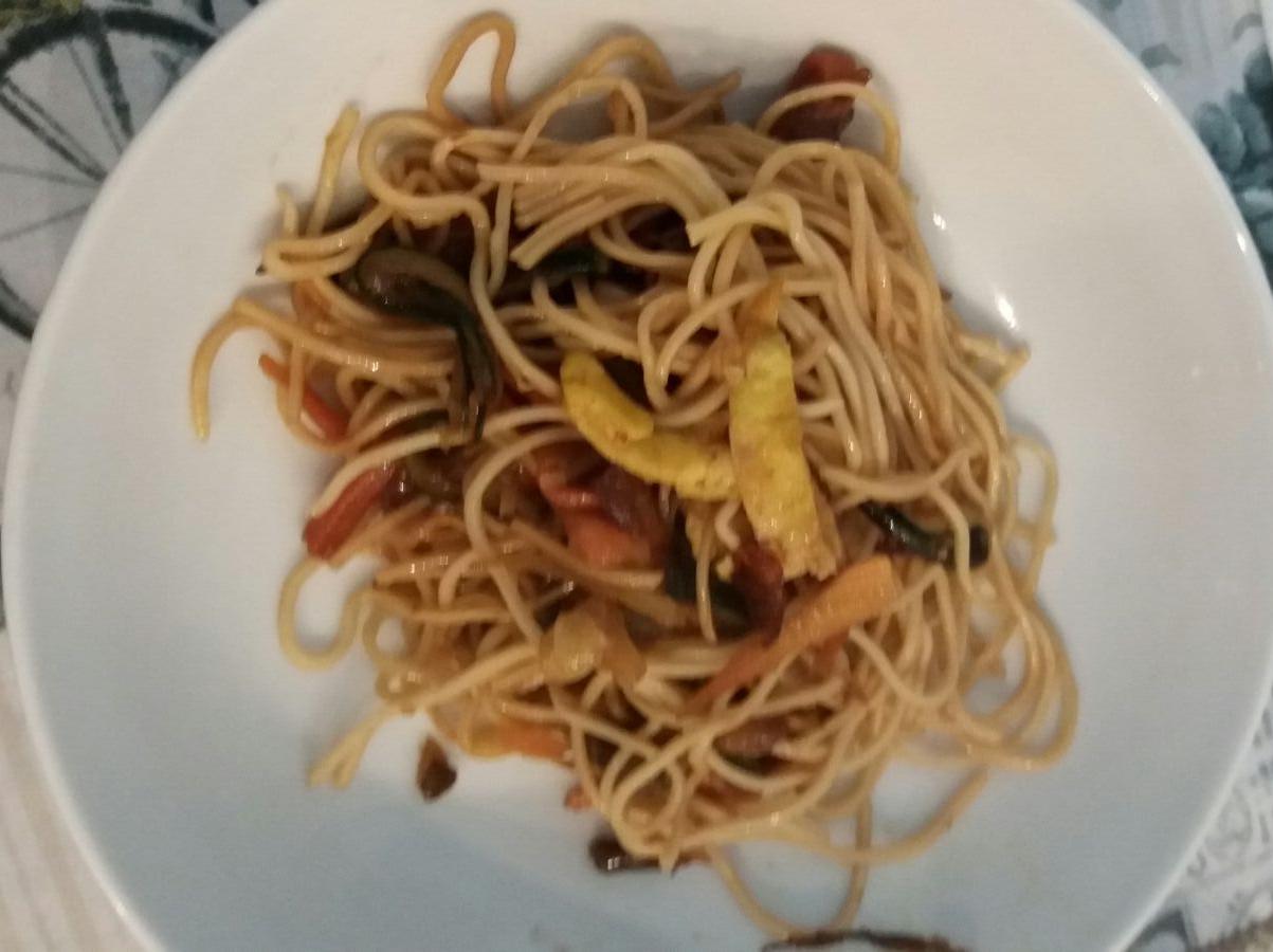 Spaghetti di soia con verdure e pollo