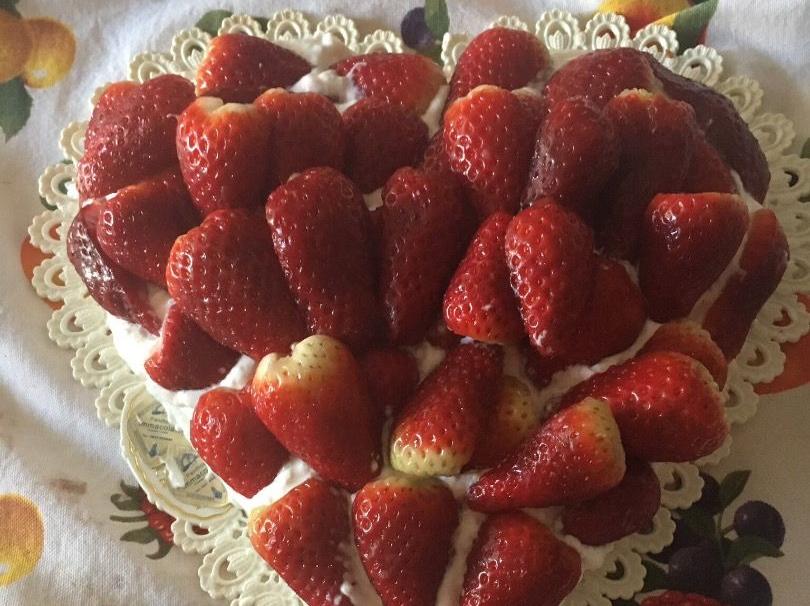 Torta romantica con fragole 🍓 e panna.
