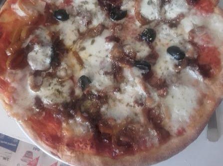 Pizza integrale con peperoni e olive