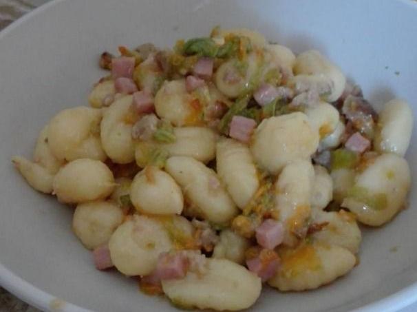 Gnocchi di patate con fiori di zucca e cotto