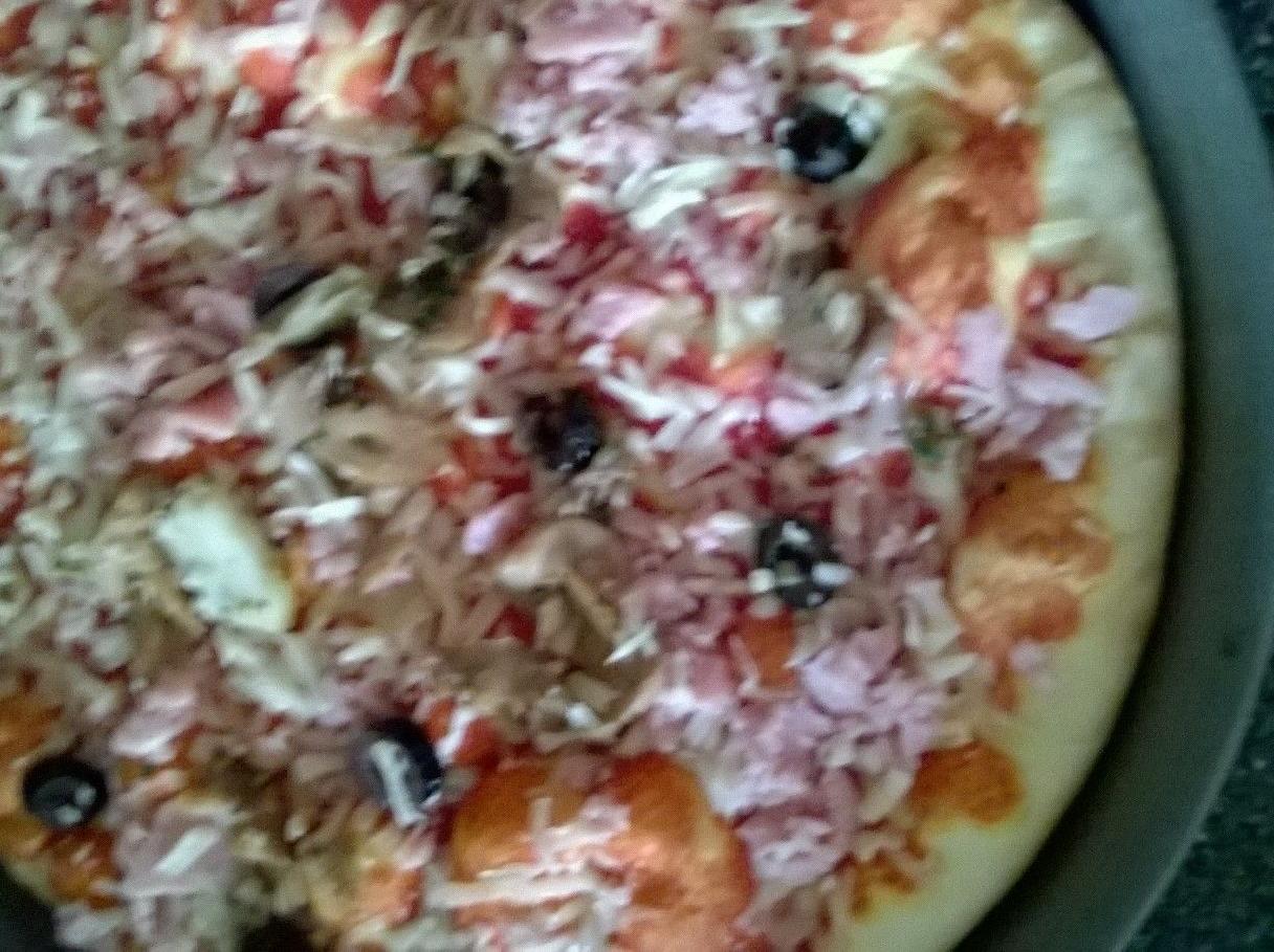 pizza prosciutto,funghi e olive nere