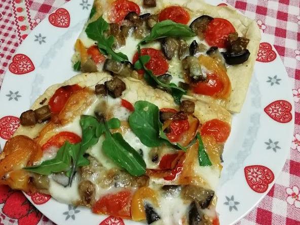 Pizza bella alta con verdure