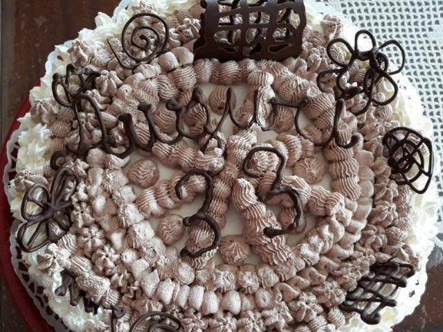 Torta sprint decorata con cioccolato e panna