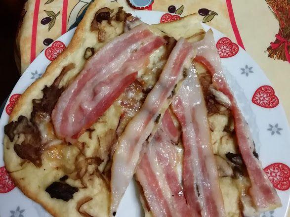 Pizza bianca con cipolle bacon e funghi