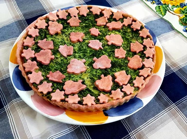 Torta salata rosa agli spinaci, ricotta e mozzarella