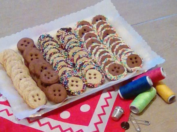 Confezione da 6 Bottoni a Forma di Biscotti di Pan di Zenzero Buttons Galore plastica Multicolore