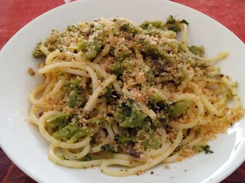 Spaghetti ai broccoli, acciughe e pangrattato