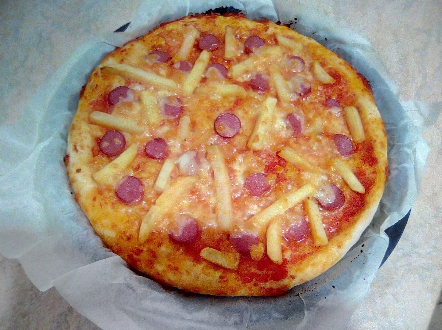Pizza con wustel e patatine