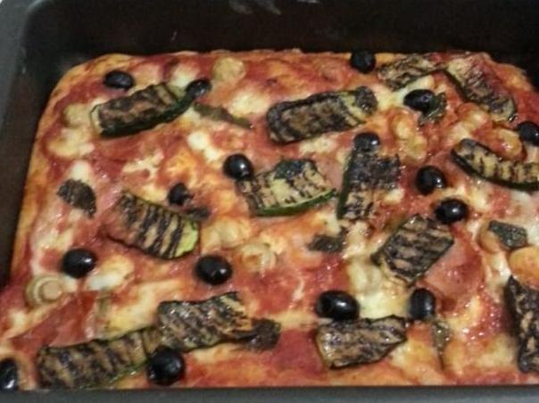 Pizza zucchine grigliate, olive e funghetti