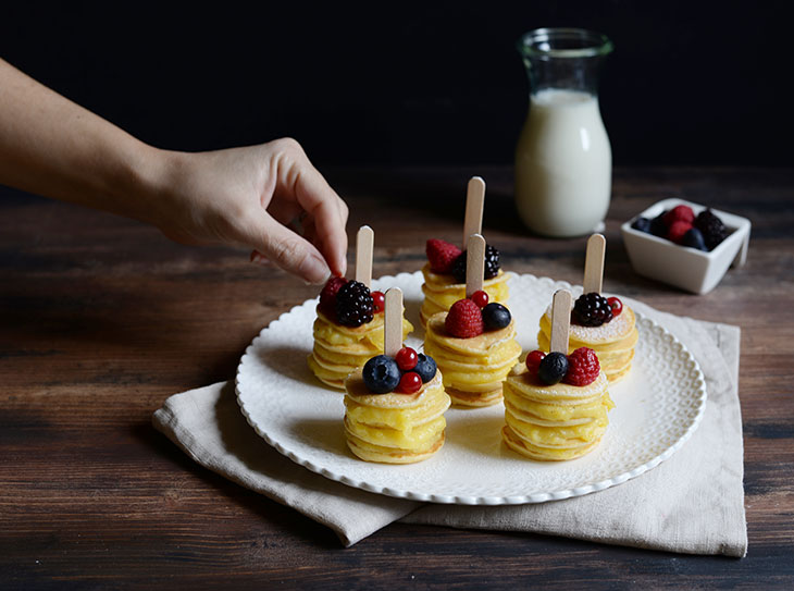 Mini pancakes stack con frutti di bosco