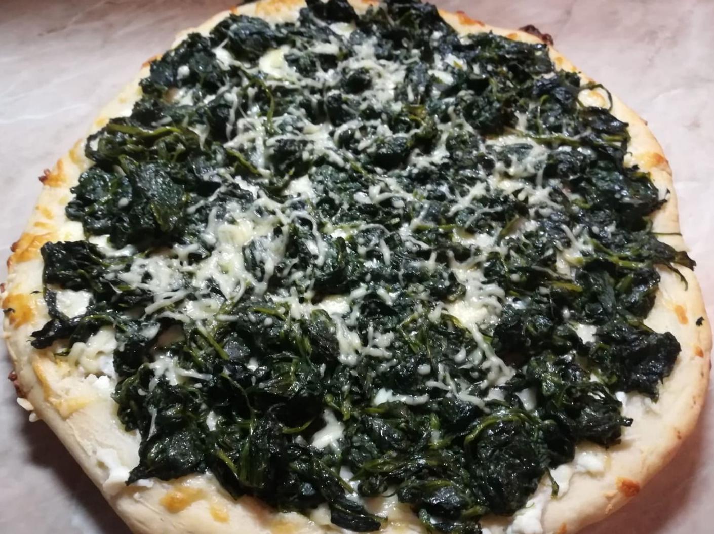 Pizza  di ricotta , mozzarella, spinaci
