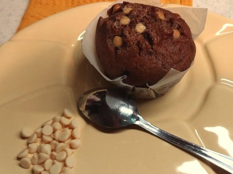 Muffin al cacao con gocce di cioccolato bianco