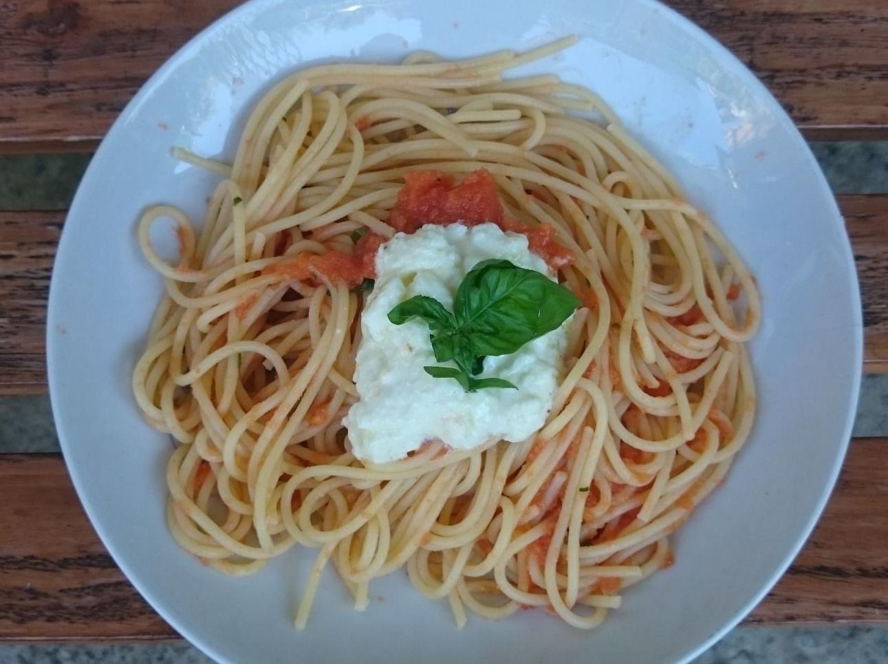 Spaghetti al pomodoro con crema di mozzarella