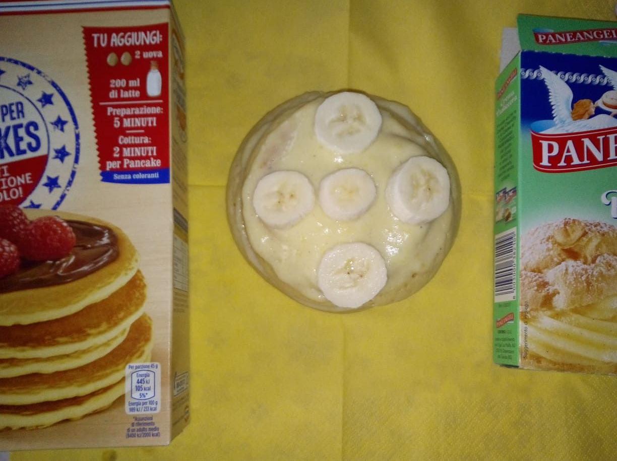 pancakes con crema pasticcera e frutta