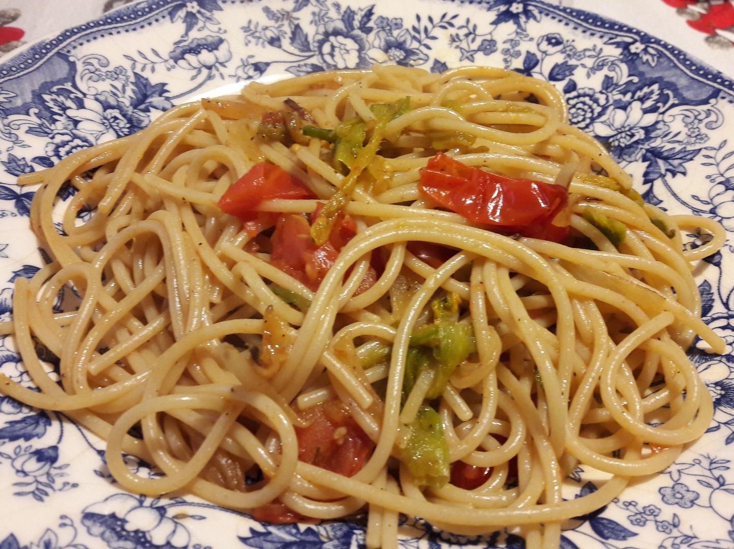 Spaghetti integrali ai fiori di zucca e pomodorini