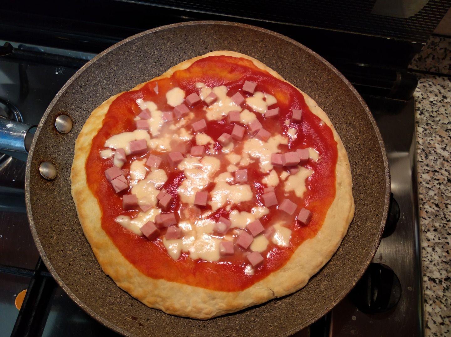 Pizza in padella cotto e mozzarella