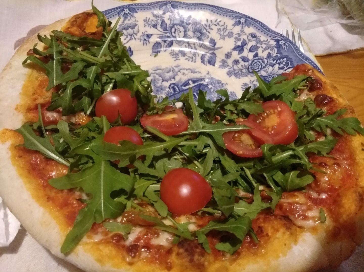 Pizza rucola e pomodorini