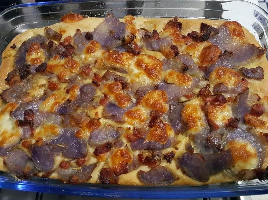 Pizza alta con patate viola, pancetta e rosmarino