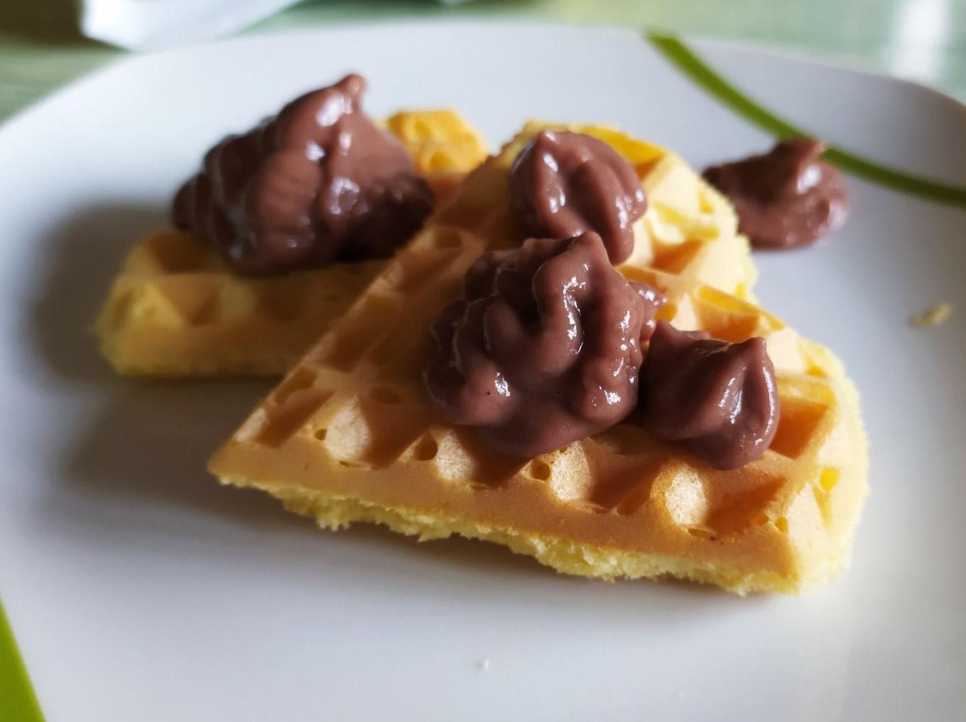 Cuori di waffle con crema al cioccolato