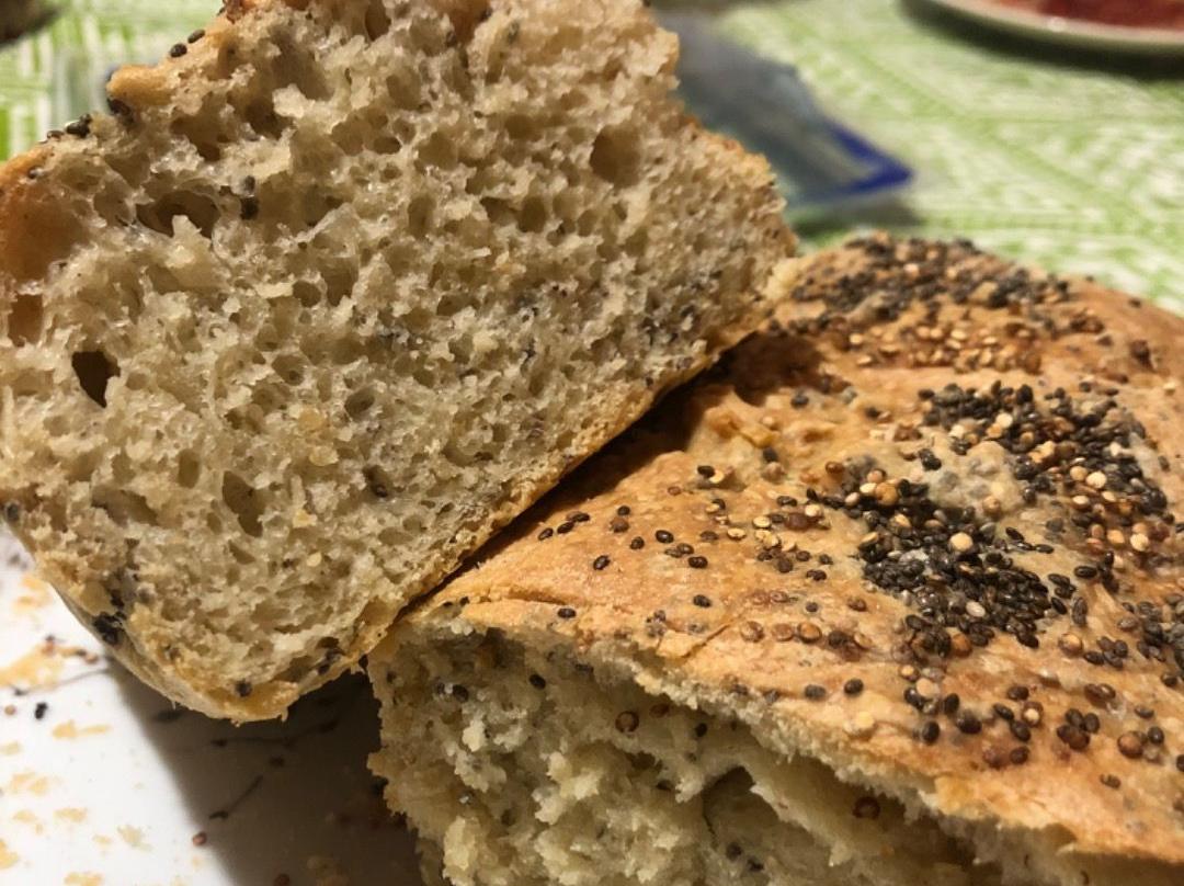 Pane con semi di chia e quinoa