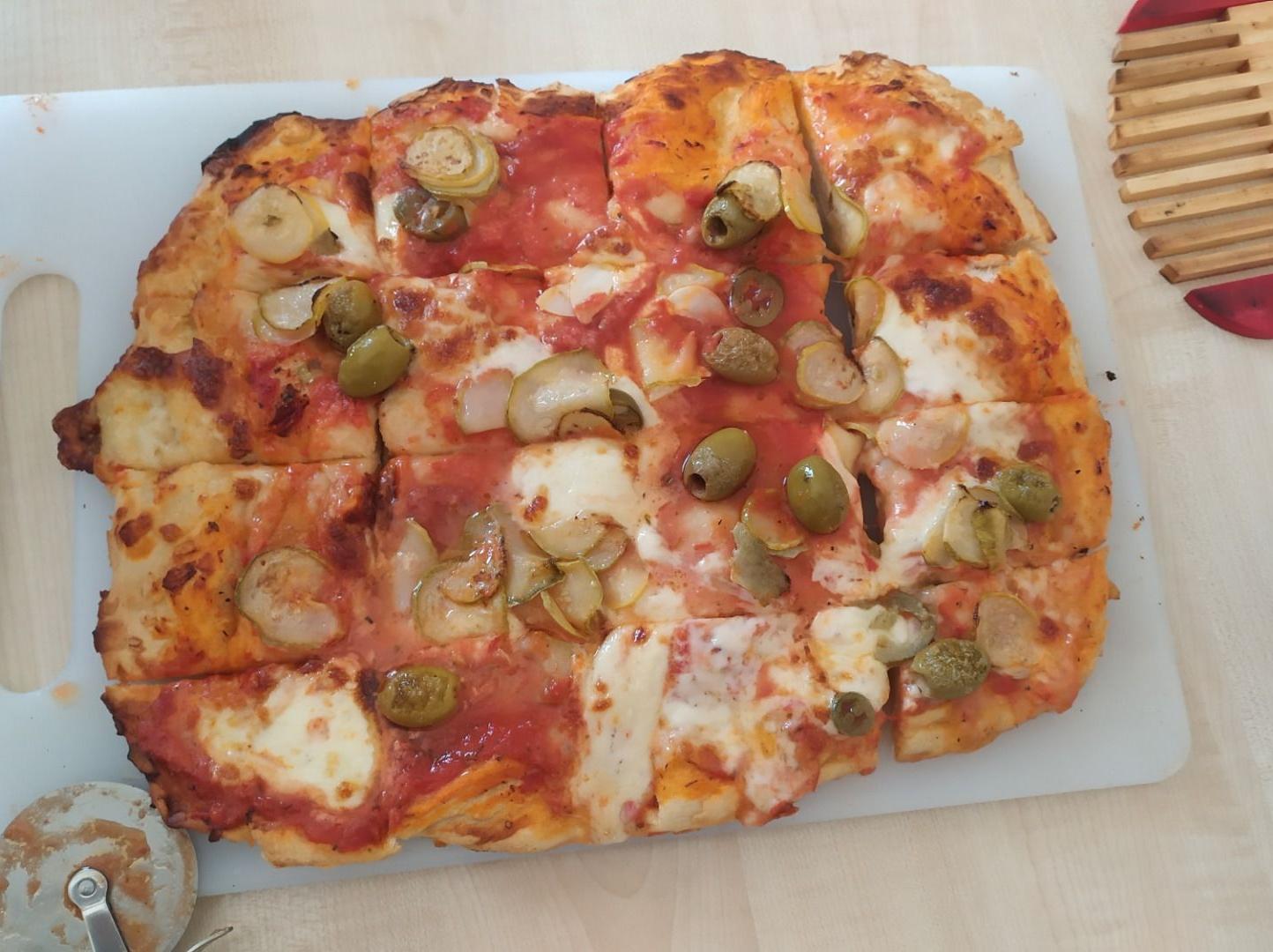 Pizza alta in teglia  con zucchine e olive