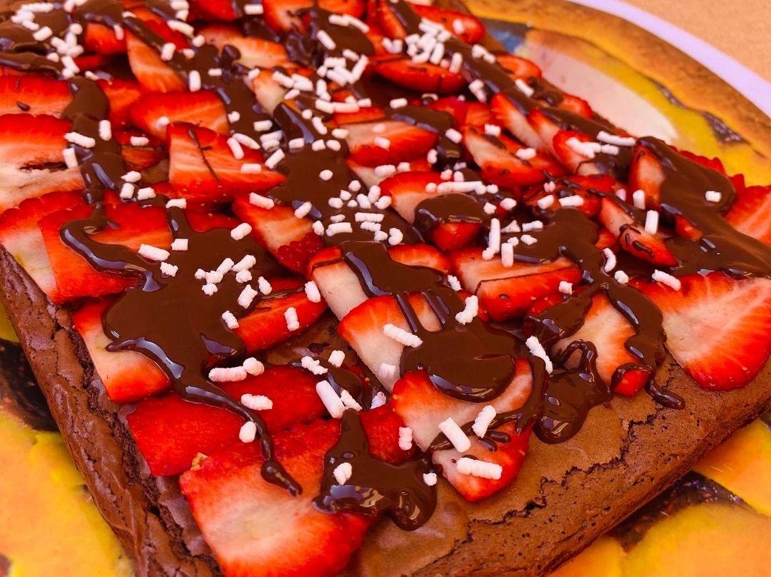 Dark chocolate brownies and strawberries !