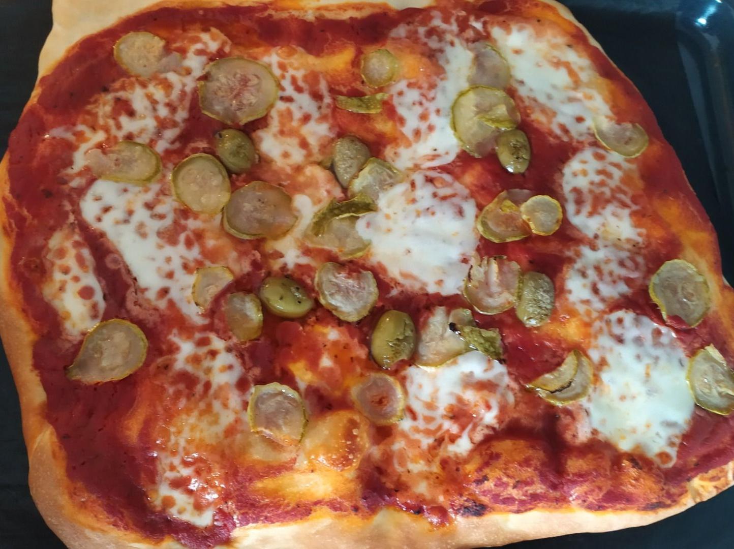 Pizza con zucchine sott'olio e olive piccanti