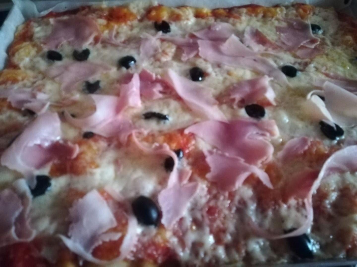 pizza alta in teglia provolone  prosciutto  e olive