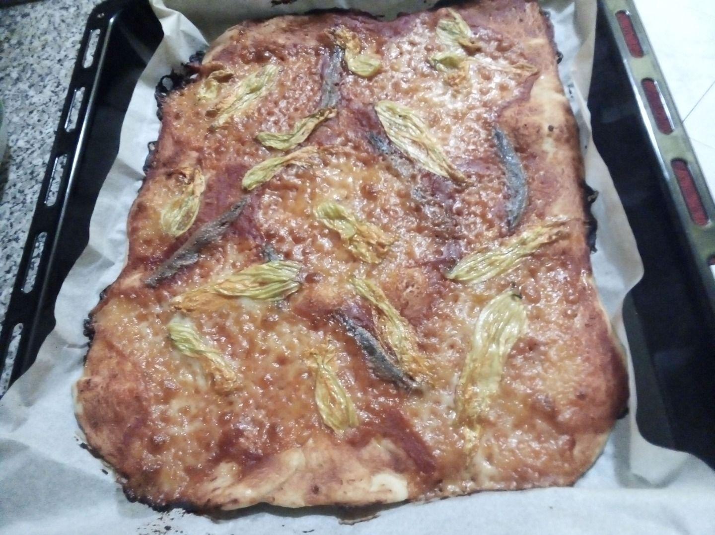 Pizza con alici e fiori di zucchina
