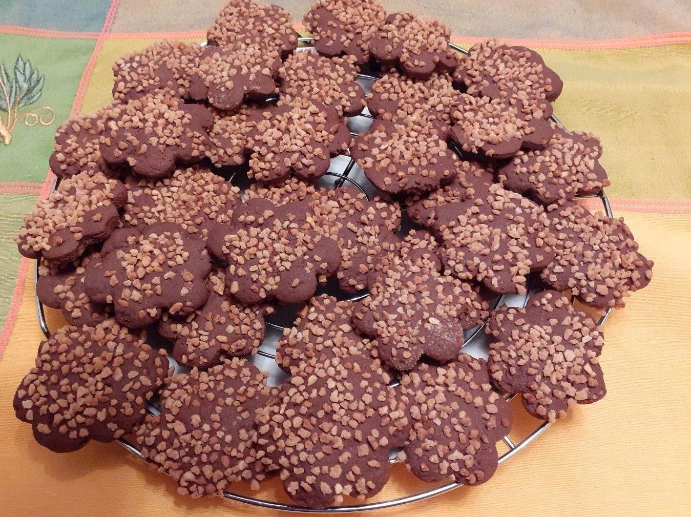 biscotti al  cioccolato con granella di nocciola
