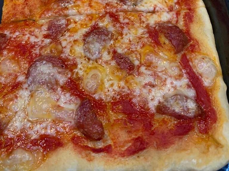 Pizza in Teglia Salame e Parmigiano