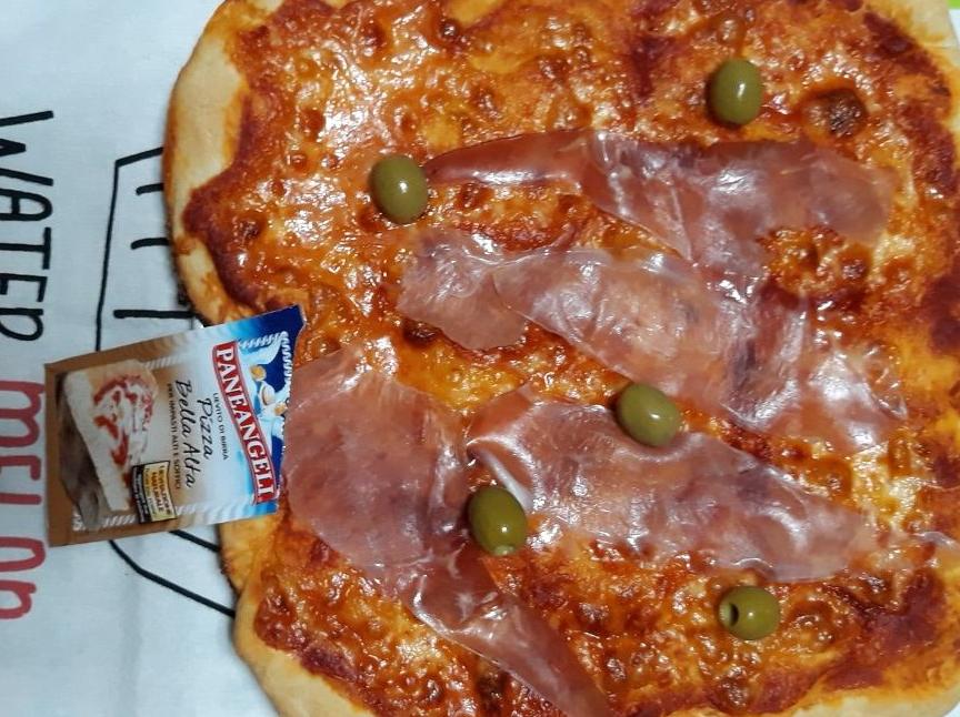 Pizza con crudo e olive
