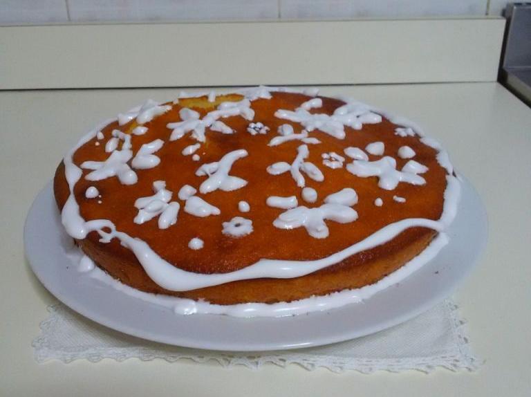 Torta semplice decorata con ghiaccia reale