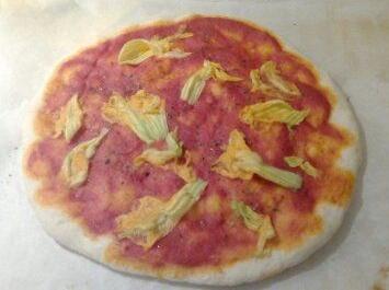 Pizza con fiori di zucca