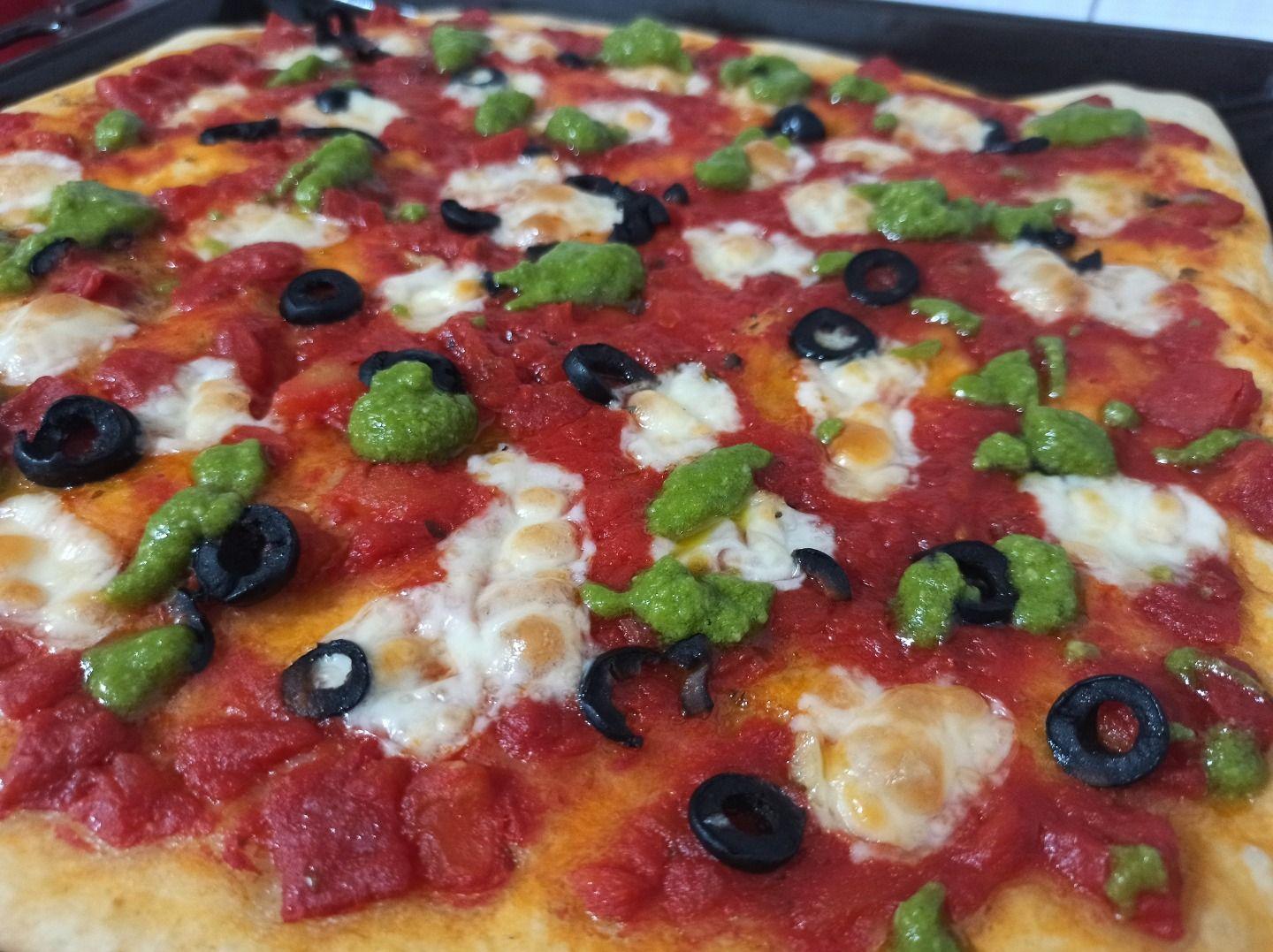 Pizza alta in teglia con olive e pesto
