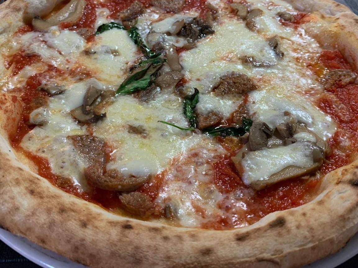 Pizza Funghi e Salsiccia (Boscaiola)