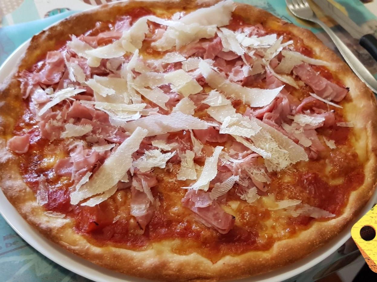 Pizza Margherita con prosciutto cotto e scaglie di grana