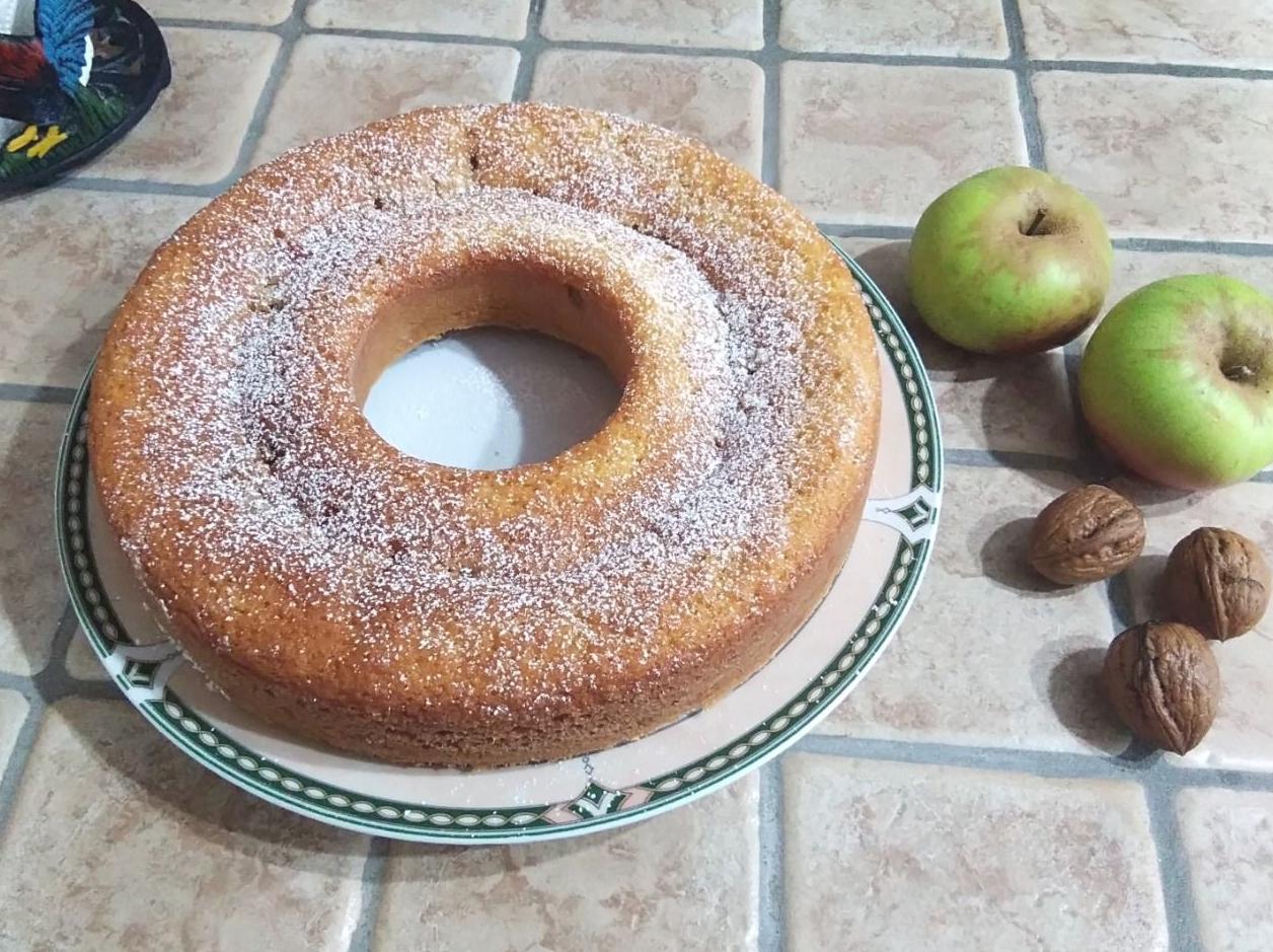Torta (ciambella) di mele e noci della dolcina Madame.Magda