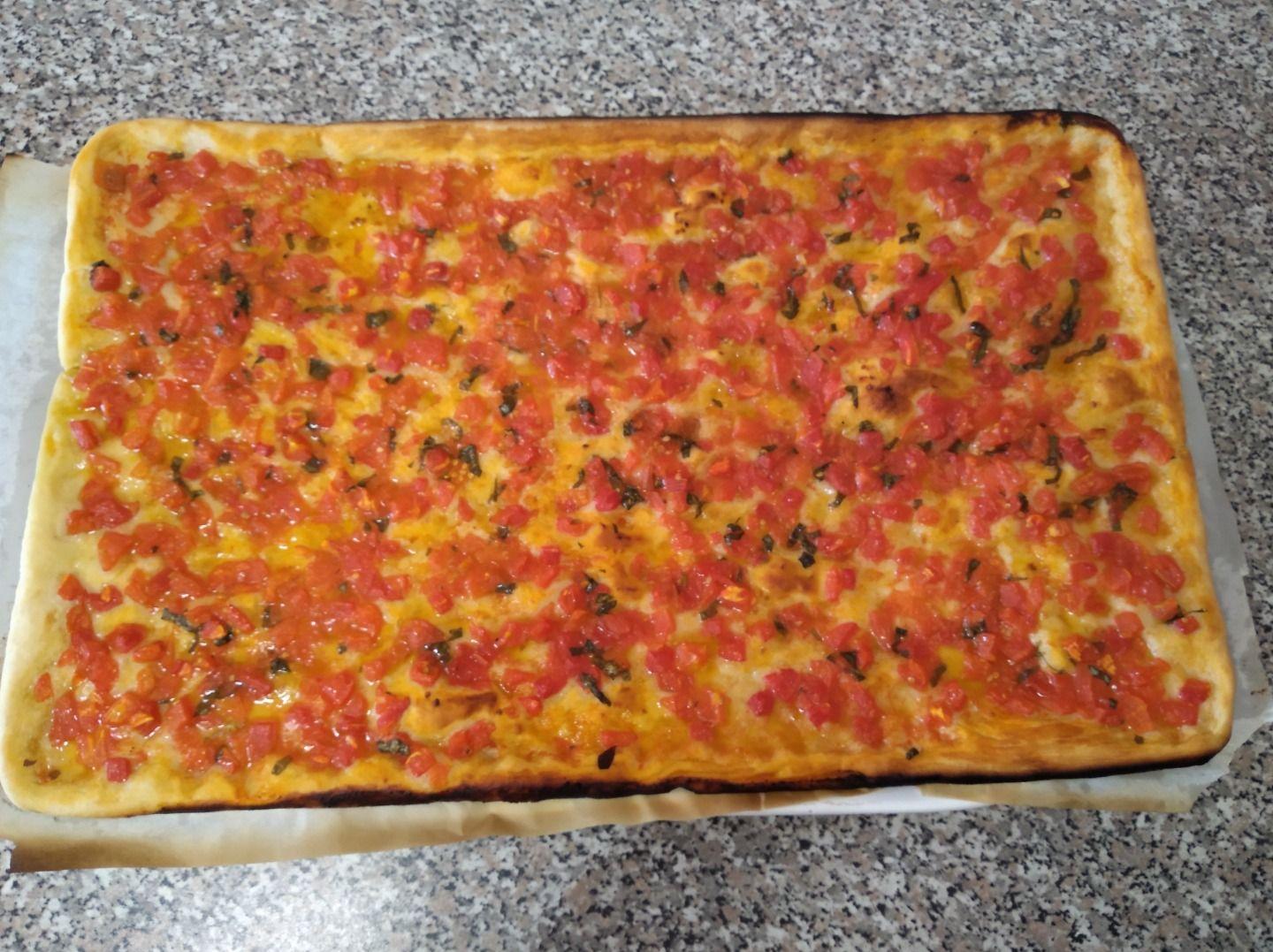 Pizza in teglia pomodoro fresco e basilico