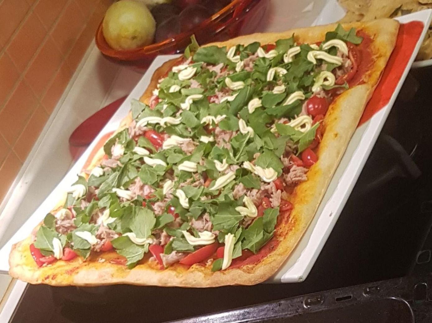 Pizza fredda con tonno rucola pomodorini e maionese