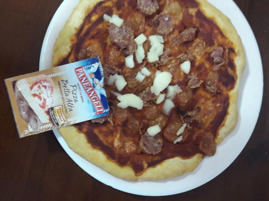 Pizza con salamino e scamorza