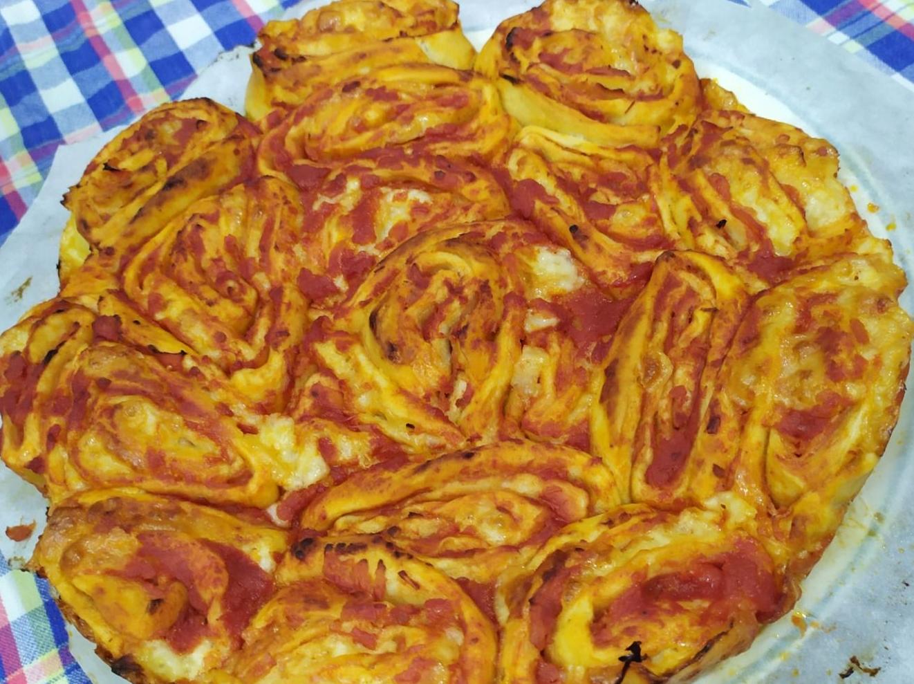 Rose di pizza al prosciutto, mozzarella e pomodoro