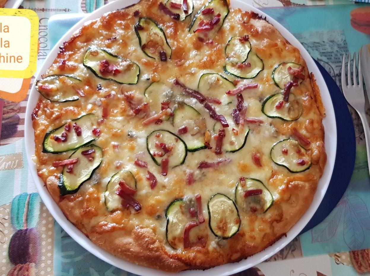 Pizza mozzarella, speck, gorgonzola e zucchine