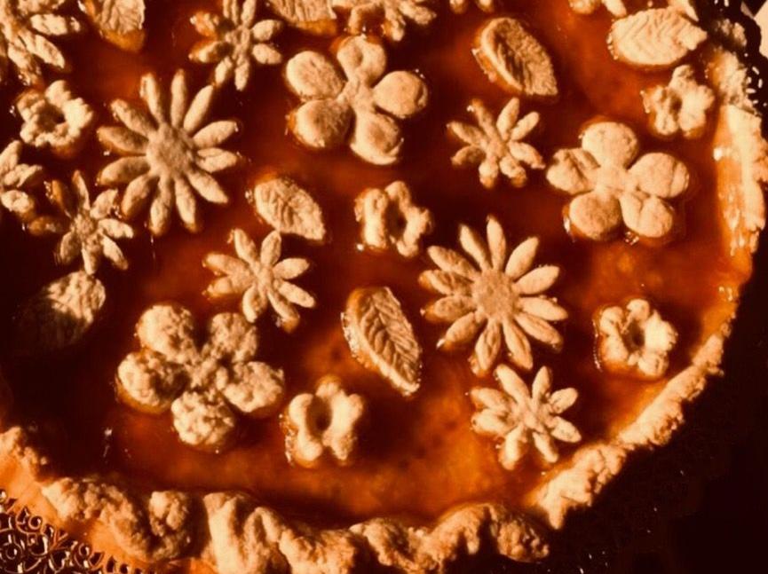 Crostata fiorita di marmellata
