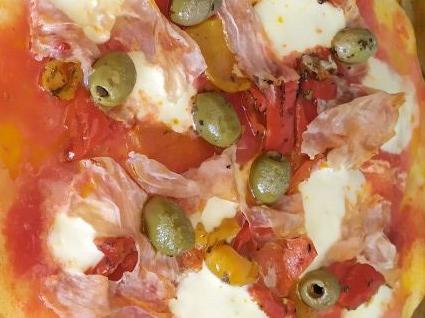 Pizza brie, lardo, peperoni e olive