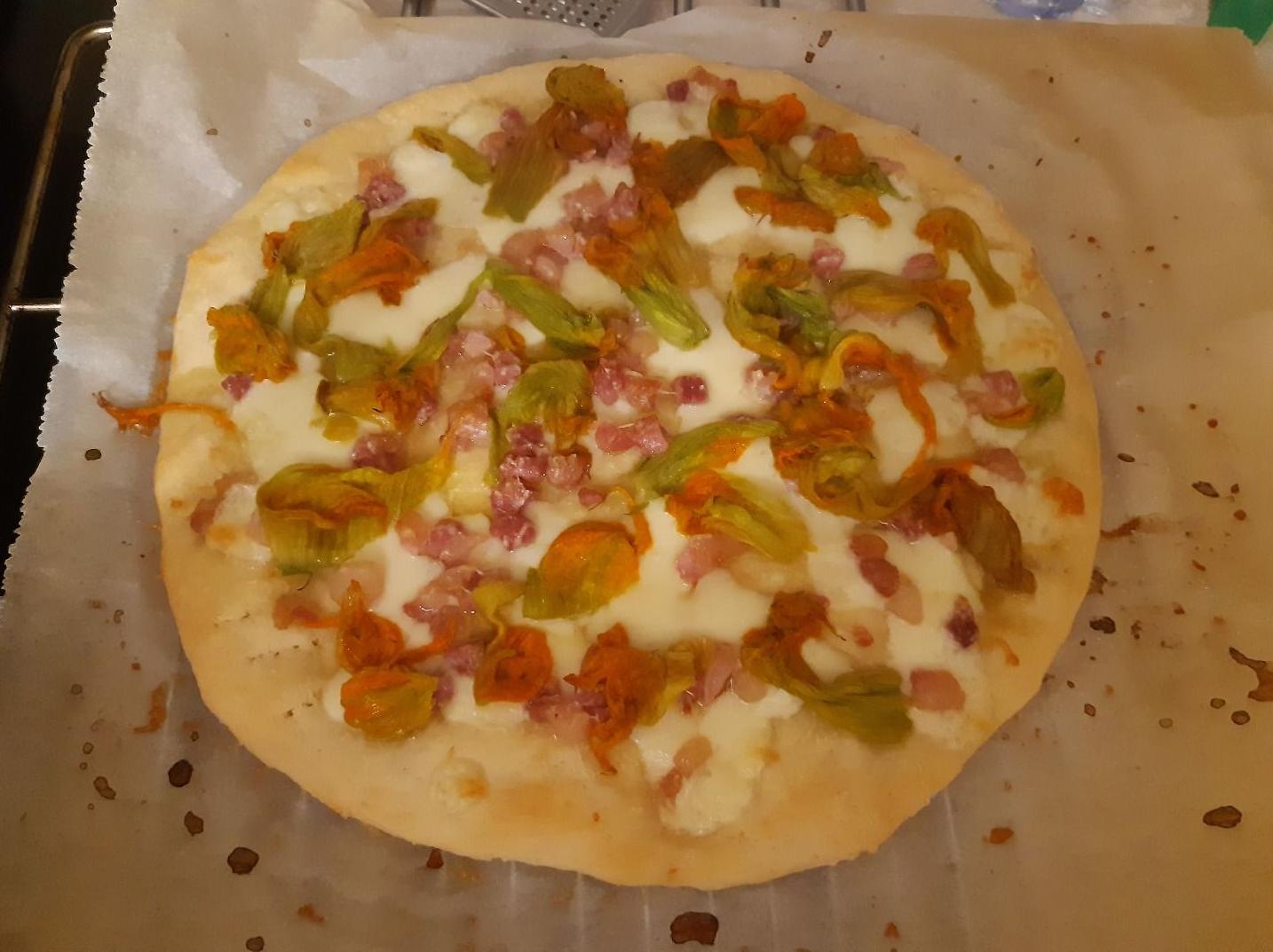 Pizza fiori di zucca e pancetta