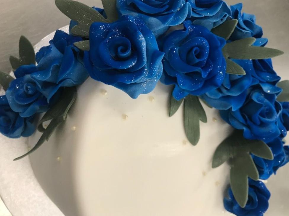 Torta con rose blu