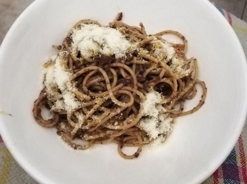 Spaghetti integrali con la crema di olive nere e curcuma