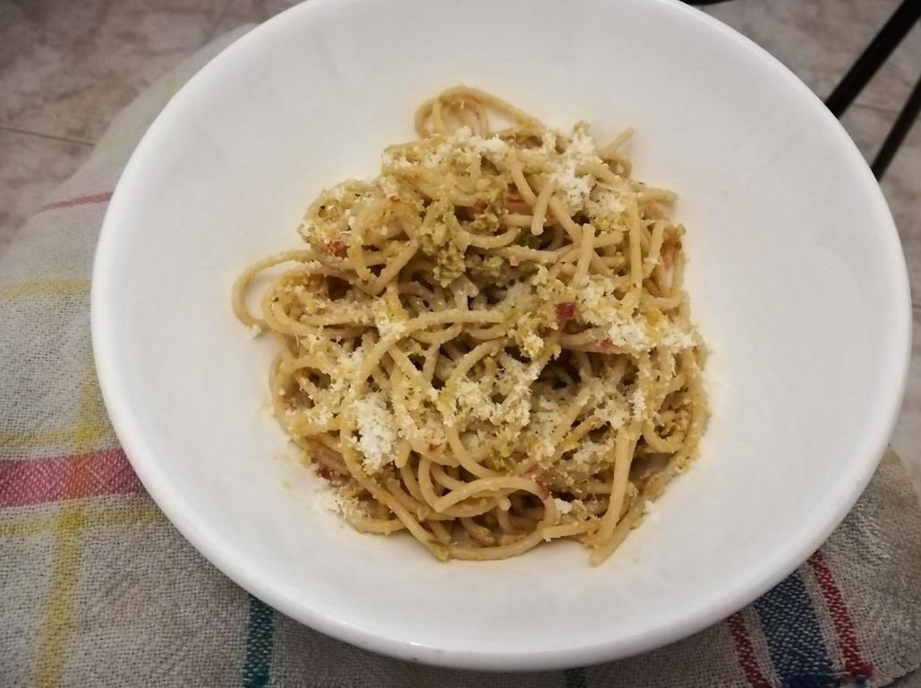 Spaghetti con olive, mandorle e peperoncino